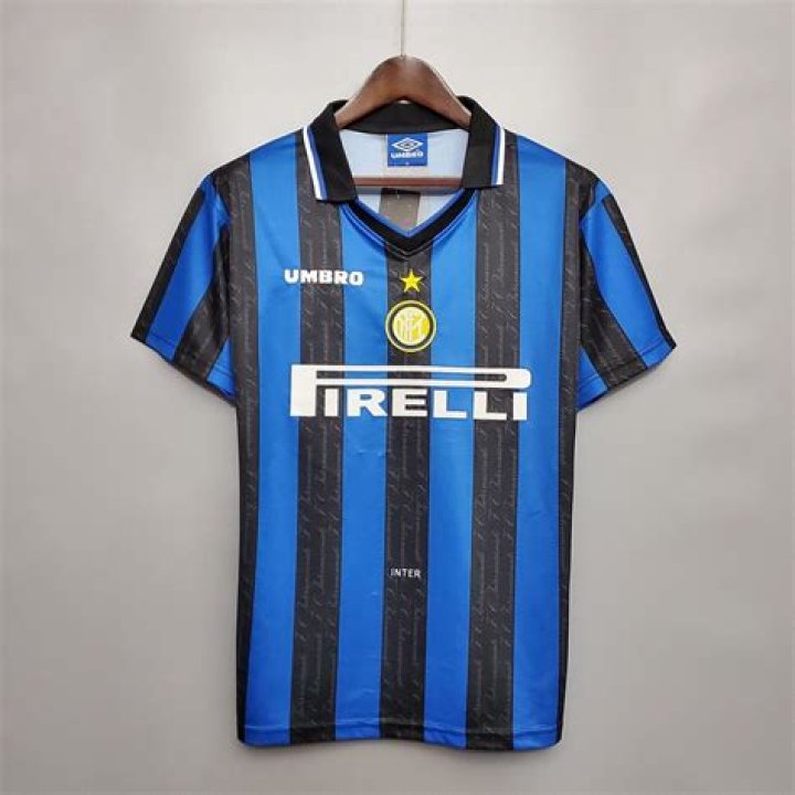 Inter Milan Tee Vintage Football Area: Umbro and Pirelli Legacy