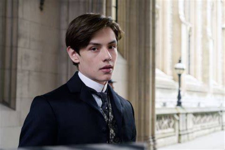 Louis Partridge Height: Everything You Need to Know