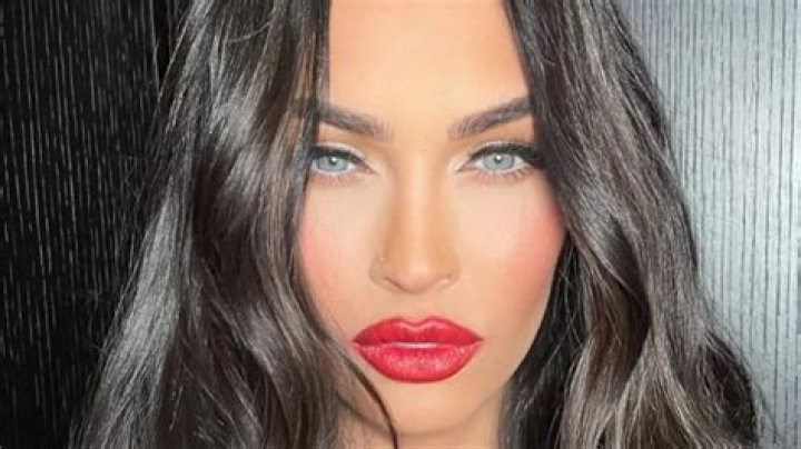 Megan Fox's Unique Beauty: A Closer Look at Her Fingers