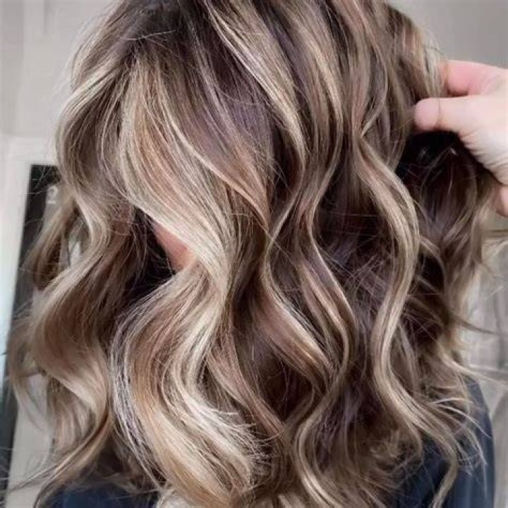 Platinum Highlights on Brown Hair: The Ultimate Guide to Elevate Your Look