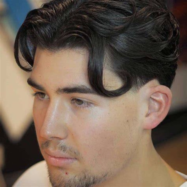 Wavy Middle Part Male: The Ultimate Guide to Achieving the Look